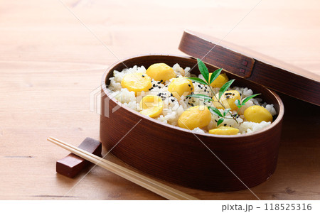 秋の味覚 わっぱに入れた 栗ご飯 秋の味覚 わっぱに入れた 栗ご飯 118525316