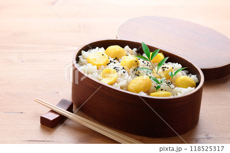 秋の味覚 わっぱに入れた 栗ご飯 118525317