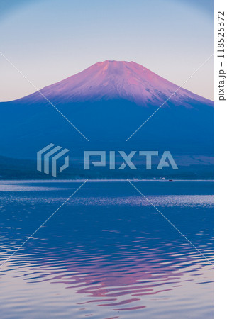【山梨県】山中湖から見る朝焼けに染まる赤富士 【山梨県】山中湖から見る朝焼けに染まる赤富士 118525372