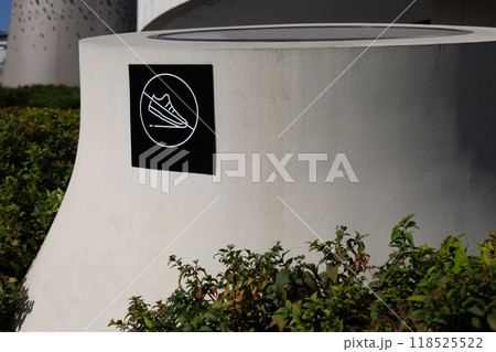 Sign prohibiting stepping on surface of decorative element in public park, concern for the cleanliness of architectural structure, ban walking on surface 118525522