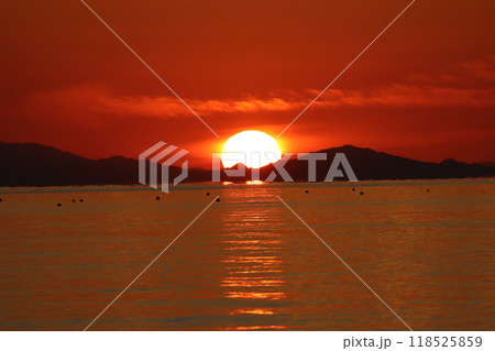 落日の光芒が創り出す夕日の道 落日の光芒が創り出す夕日の道 118525859