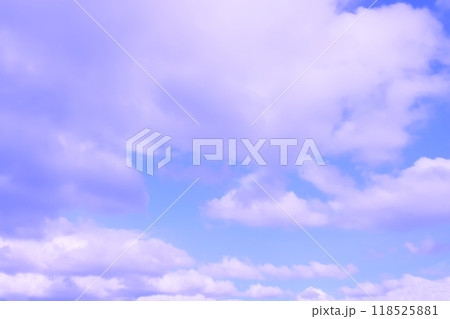 青空に白い雲が広がる(背景素材) 118525881