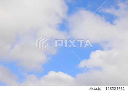 青空に白い雲が広がる(背景素材) 青空に白い雲が広がる(背景素材) 118525882