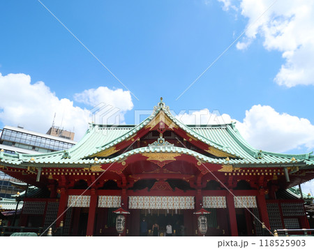 青空に映える御神殿｜神田明神 118525903