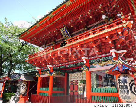 鮮やかな朱色の隨神門｜神田明神 118525907
