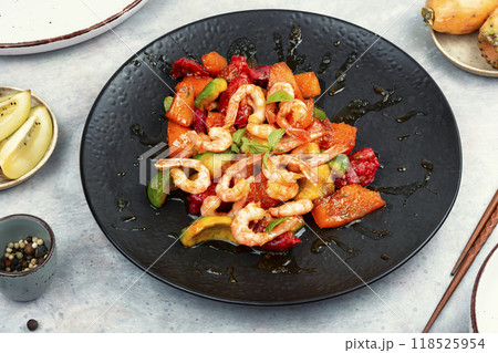 Salad with prawns and fruit. 118525954