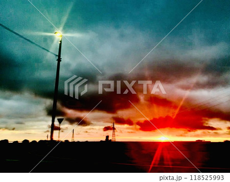 夕暮れの空に浮かぶ街灯 118525993