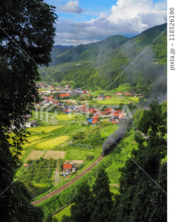 津和野の町をバックに走るSLやまぐち号 118526190