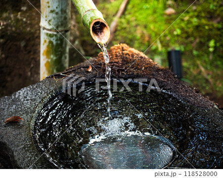 手水舎の水が流れ落ちる風景 手水舎の水が流れ落ちる風景 118528000
