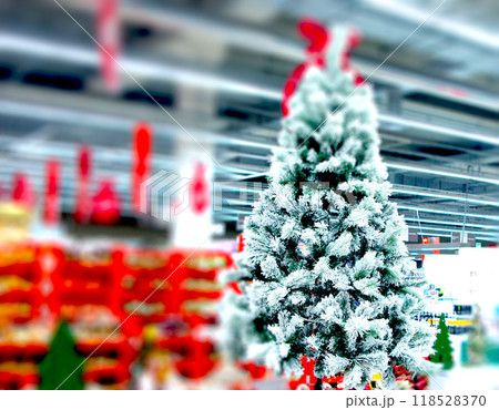 クリスマス クリスマスツリー クリスマス商戦 ショッピング 買い物 イタリアのスーパー 118528370