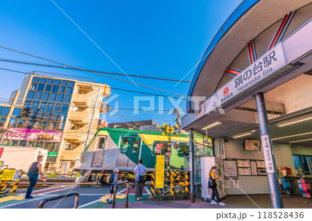 日本の東京都市景観　東急電鉄　旗の台駅　大井町線のりば　池上線五反田方面。奥は旗の台三丁目商店街 118528436