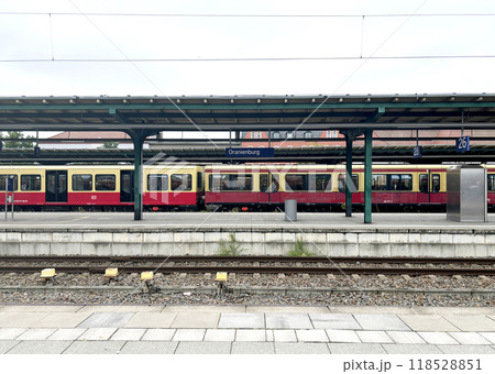 ドイツ、ベルリン S バーンの一部区間の終点であるオラニエンブルク駅のプラットホームの風景（景色） 118528851