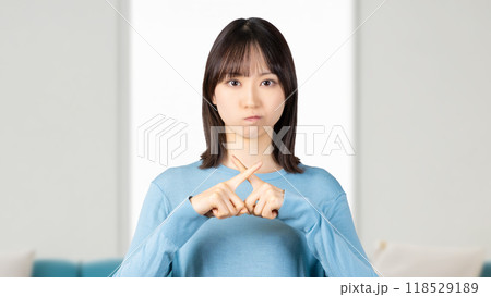 指でバツのポーズをする怒った表情の女性 指でバツのポーズをする怒った表情の女性 118529189