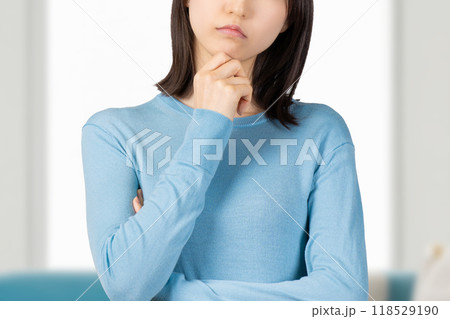 考えごとをするニットを着た若い女性 考えごとをするニットを着た若い女性 118529190