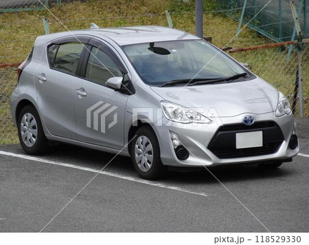 駐車場に停めた車  (トヨタ・アクア 初代) 駐車場に停めた車  (トヨタ・アクア 初代) 118529330