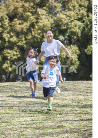 公園で遊ぶ親子 公園で遊ぶ親子 118529452