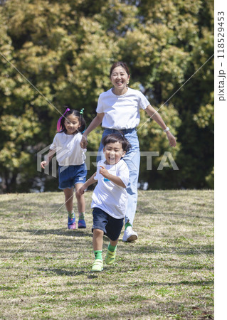 公園で遊ぶ親子 公園で遊ぶ親子 118529453