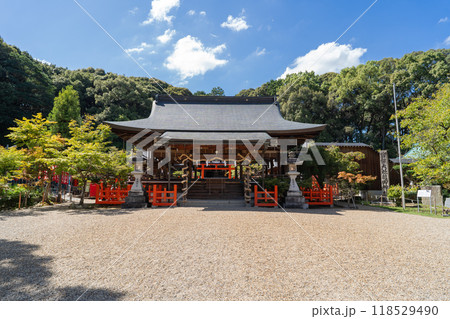 瀧田大社の拝殿（奈良県生駒郡三郷町） 118529490