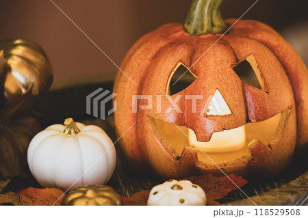 カゴに入ったハロウィンのカボチャ 118529508