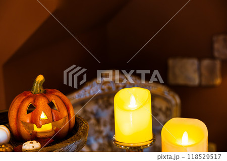 キャンドルとハロウィンのカボチャ キャンドルとハロウィンのカボチャ 118529517