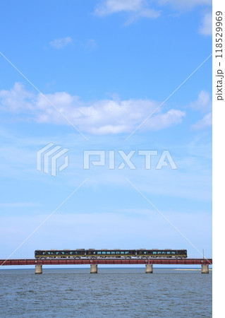 由良川を渡る観光列車「はなあかり」 118529969