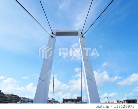 橋から見る青空｜しおかぜ橋 118529973