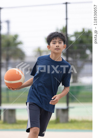 バスケットボールをする少年 バスケットボールをする少年 118530057
