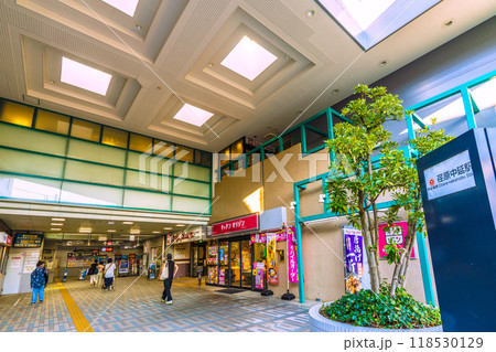 日本の東京都市景観　東急電鉄　池上線　荏原中延駅などを望む 118530129