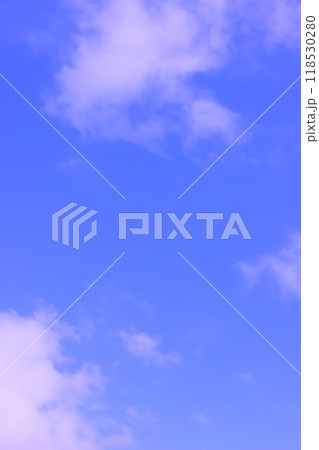 青空に白い雲が広がる(背景素材) 青空に白い雲が広がる(背景素材) 118530280