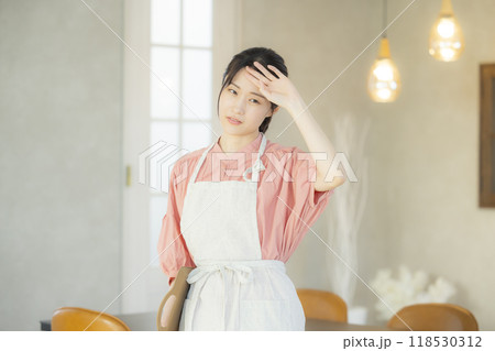 疲れているエプロンの女性 118530312