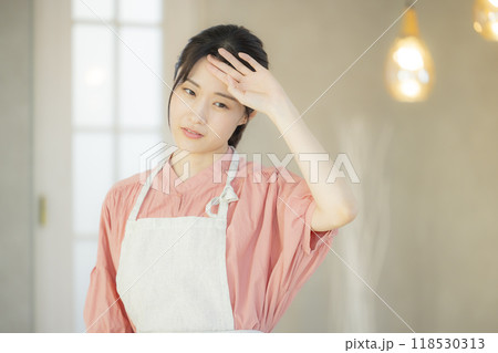 疲れているエプロンの女性 疲れているエプロンの女性 118530313