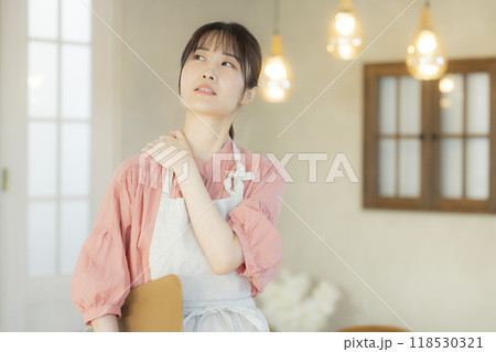 疲れているエプロンの女性 疲れているエプロンの女性 118530321