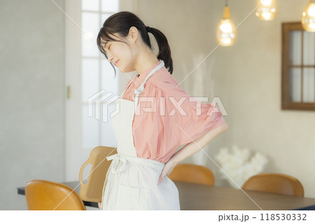 疲れているエプロンの女性 118530332