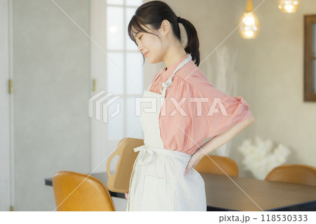 疲れているエプロンの女性 118530333
