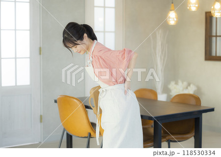 疲れているエプロンの女性 疲れているエプロンの女性 118530334