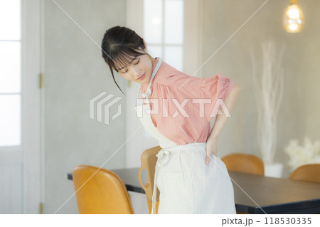 疲れているエプロンの女性 118530335