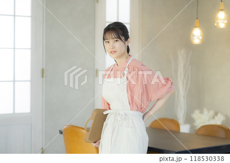 疲れているエプロンの女性 118530338