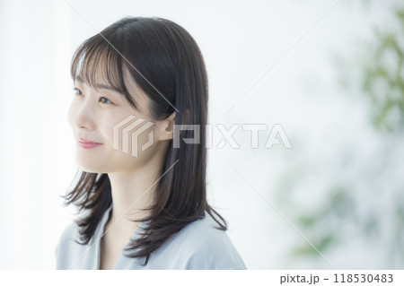 水色のワンピースの若い女性 118530483