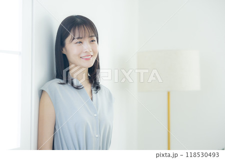水色のワンピースの若い女性 118530493
