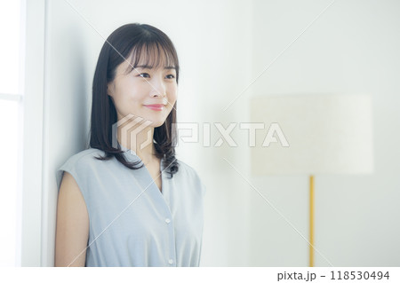 水色のワンピースの若い女性 水色のワンピースの若い女性 118530494