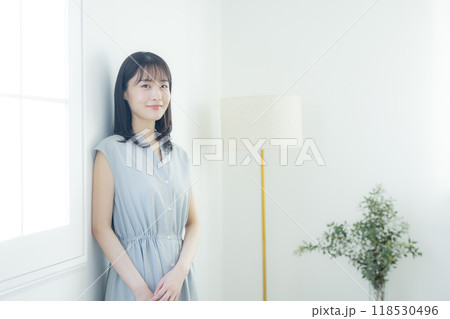 水色のワンピースの若い女性 118530496