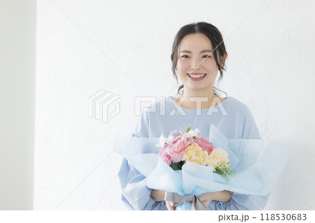 花束を持つ若い女性 118530683