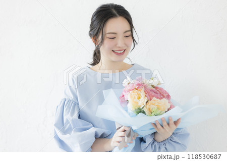 花束を持つ若い女性 118530687