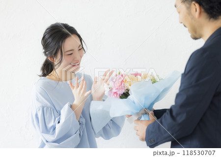 花束をプレゼントする男性 118530707
