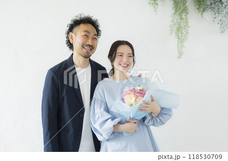 花束をプレゼントする男性 118530709