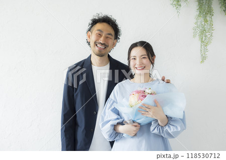 花束をプレゼントする男性 花束をプレゼントする男性 118530712