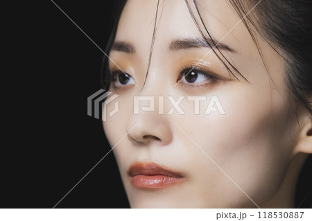 黒背景の女性 黒背景の女性 118530887
