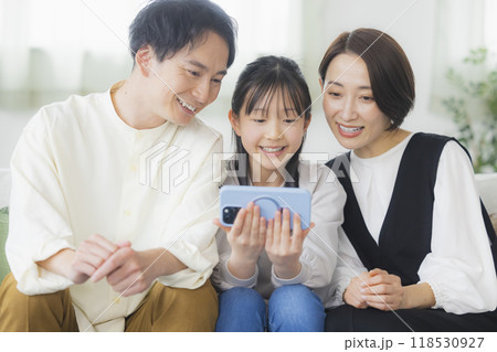 家族の楽しいイメージ　　　 118530927