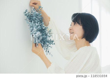 リースを持つミドル女性 リースを持つミドル女性 118531034