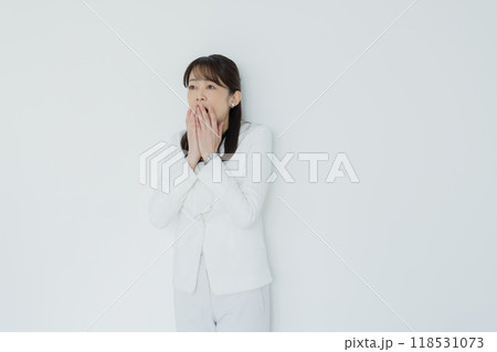 白いスーツの女性　　 118531073